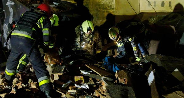 Обстрел Харькова 29 января: из-под завалов дома пытаются достать тело погибшей