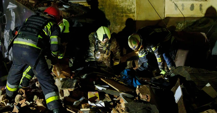 Обстрел Харькова 29 января: из-под завалов дома пытаются достать тело погибшей