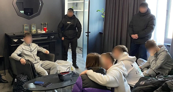 У Києві поліція проводить обшуки у організаторів вечірок, які знімали непритомних дівчат на відео