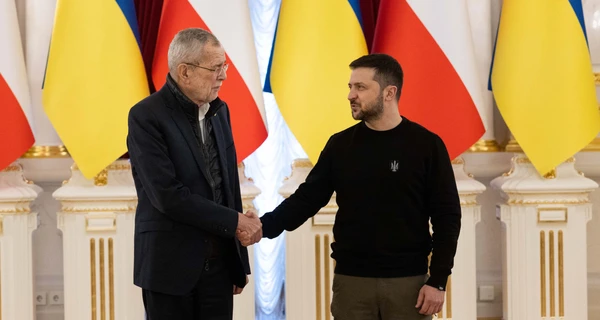 Президент Австрии привез в Украину генераторы, посетил Бучу и встретился с Зеленским