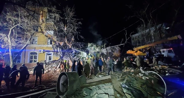 Росіяни знищили ракетою багатоповерхівку в центрі Краматорська, є жертви