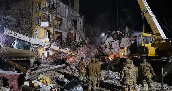 Удар РФ по багатоповерхівці в Краматорську: загинули 3 людини, розбір завалів продовжується