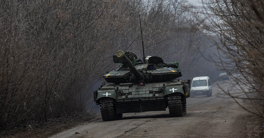 Андрющенко: Россияне завезли в Мариуполь танки, говорят о наступлении на Запорожье