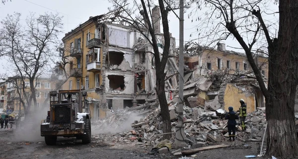 У Краматорську з-під завалів зруйнованої багатоповерхівки дістали тіло жінки