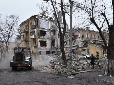 В Краматорске из-под завалов разрушенной многоэтажки достали тело женщины
