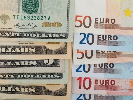 Долар проти євро: що чекає на валютні курси у лютому