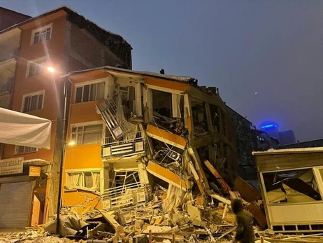 Жертвами ночного землетрясения в Турции и Сирии стали около 200 человек