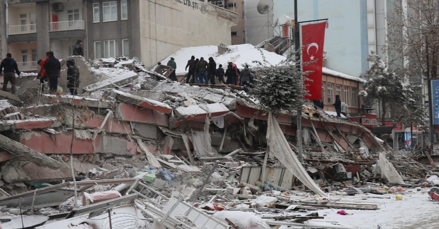 Посольство України відкрило дві гарячі лінії через землетрус у Туреччині