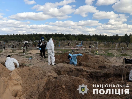  В Изюме началось перезахоронение тел эксгумированных жертв россиян