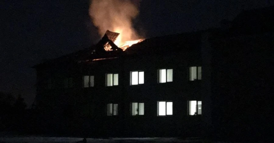 Россияне обстреляли больницу в Волчанске - здание охватил пожар