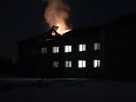 Росіяни обстріляли лікарню у Вовчанську - будівлю охопила пожежа