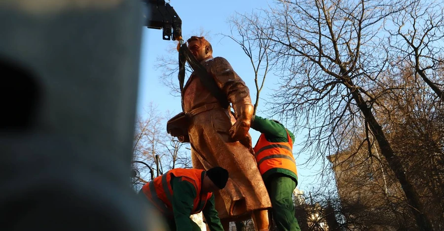 В Киеве демонтировали памятник Чкалову, на очереди – Ватутину