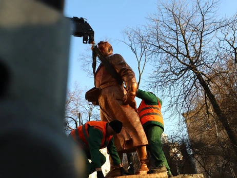 В Киеве демонтировали памятник Чкалову, на очереди – Ватутину