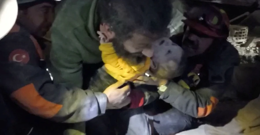 У Сирії врятували дівчинку, що народилася вже під завалами 