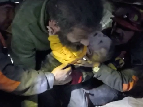 В Сирии спасли родившуюся под завалами девочку