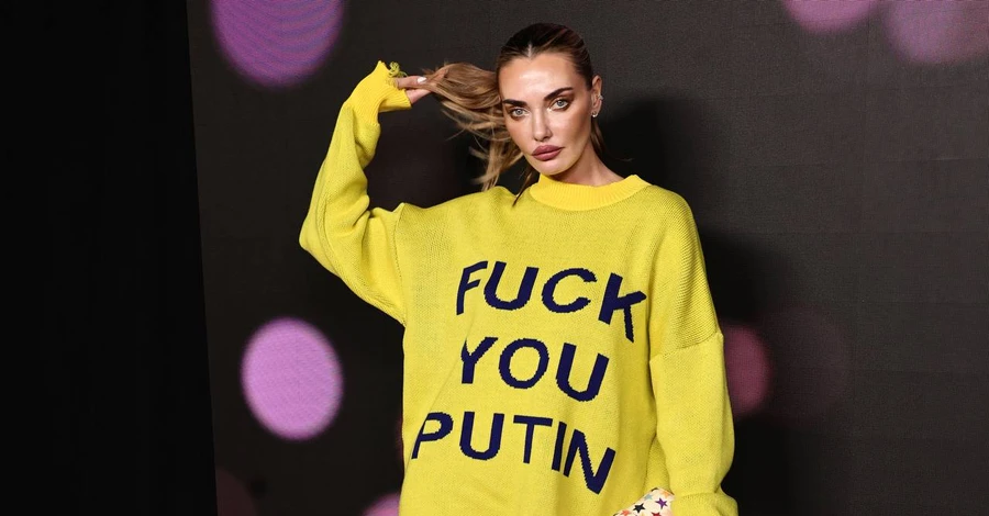 Алина Байкова на Неделе моды в Нью-Йорке позировала в свитшоте 