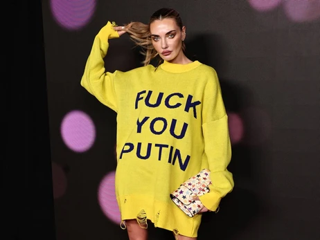 Аліна Байкова на Тижні моди в Нью-Йорку позувала у світшоті 