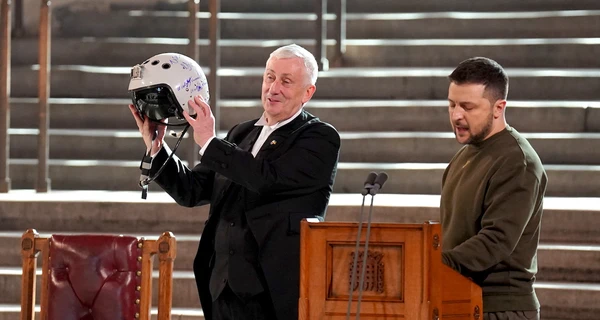 Зеленский подарил спикеру британского парламента шлем украинского пилота