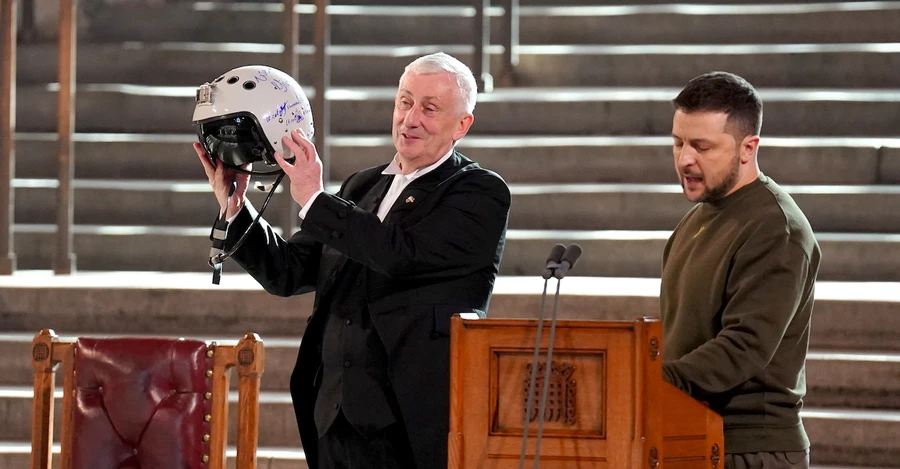 Зеленский подарил спикеру британского парламента шлем украинского пилота