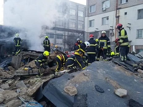 В Киеве произошел взрыв на территории бывшего завода, есть жертвы