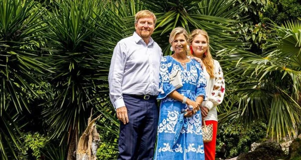 Королева Нидерландов посетила Карибы в платье-вышиванке украинского бренда FOBERINI 
