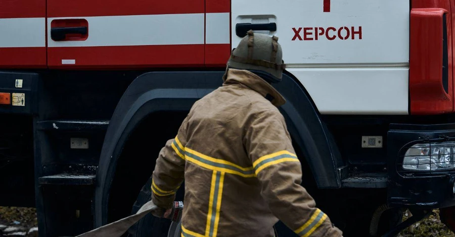 Россияне ударили из артиллерии по многоэтажке в Херсоне, ранена женщина