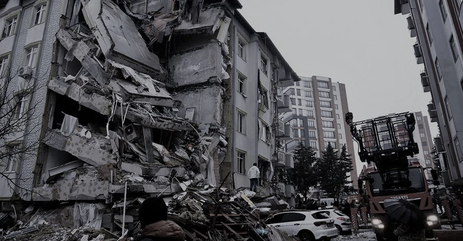 У центрі Маріуполя росіяни демонтують бульвар Хмельницького, рівняючи будинки із землею