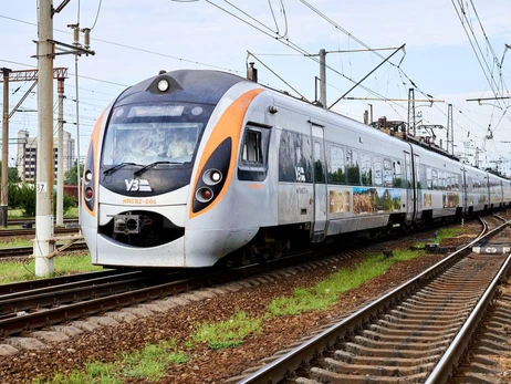 Поїзда з Києва та Львова до Херсону зупинилися у Миколаєві через обстріли
