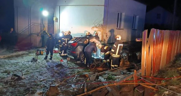 Під Львовом Audi в’їхала в будинок, загинув 28-річний водій та троє пасажирок