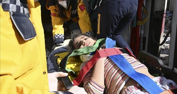 У Туреччині через 178 годин після землетрусу з-під завалів врятували 6-річну дівчинку 
