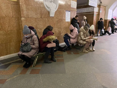 На 18 станціях київського метро встановили мобільні лавки на час тривоги