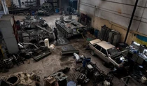 Украинские механики восстанавливают захваченную бронетехнику армии РФ