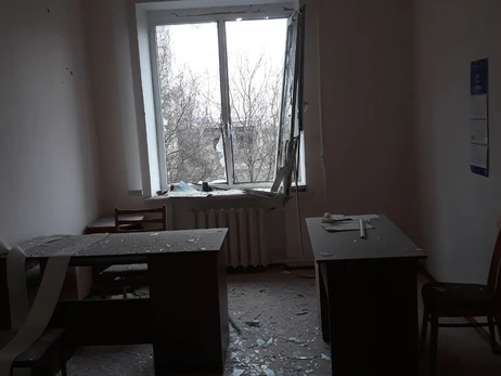 Російські війська обстріляли лікарню у Бериславі, поранено працівника