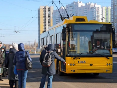 В Киеве с 16 февраля запускают 40 трамвайных и троллейбусных маршрутов