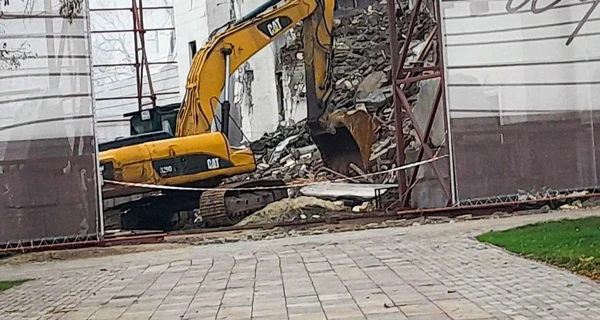 Росіяни у Маріуполі зачищають підвали драмтеатру, щоб приховати сліди бомбардування