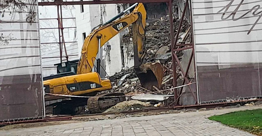 Россияне в Мариуполе зачищают подвалы драмтеатра, чтобы скрыть следы бомбардировки 