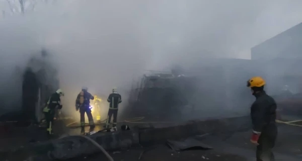 Київ охопила потужна пожежа – горить склад у Солом'янському районі