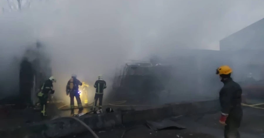 Київ охопила потужна пожежа – горить склад у Солом'янському районі