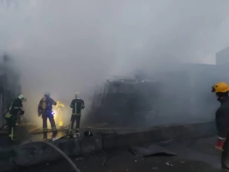 Київ охопила потужна пожежа – горить склад у Солом'янському районі
