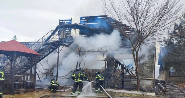 Пожежа у Бердянську: горить база відпочинку, де російські солдати влаштували 