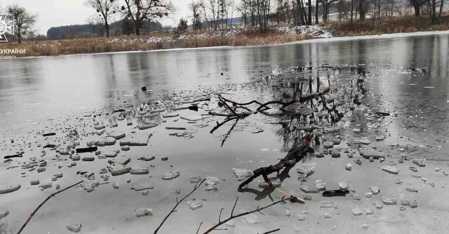 На Киевщине четыре человека провалились под лед - одного еще не нашли