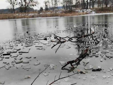 На Киевщине четыре человека провалились под лед - одного еще не нашли