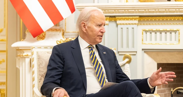Джо Байден выбрал желто-голубой галстук для визита в Киев