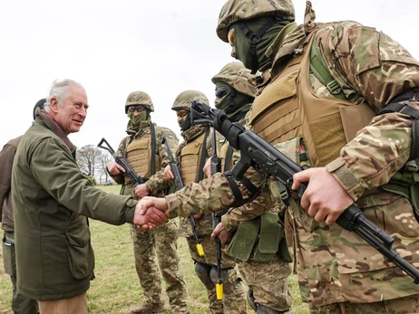 Король Чарльз III посетил учения украинских военных в Англии