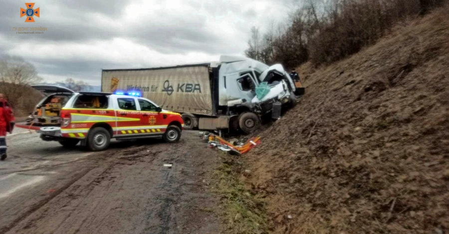 На трассе Киев-Чоп столкнулись грузовик и маршрутка - погибли четыре человека