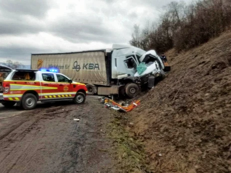 На трассе Киев-Чоп столкнулись грузовик и маршрутка - погибли четыре человека