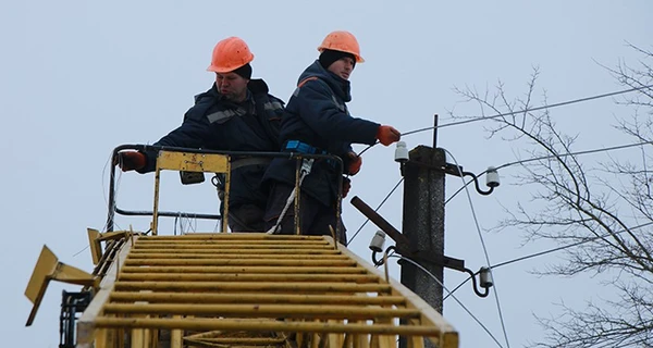 Сильный ветер в Украине привел к аварийным отключениям света