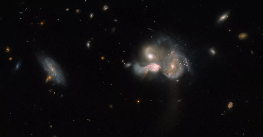 Космічний телескоп Hubble зафіксував три галактики, які ось-ось зіткнуться