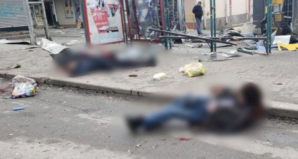 Росіяни обстріляли зупинку в Херсоні: 5 загиблих і 21 поранений (оновлено)