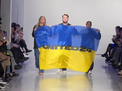Дизайнеры Фролов, Шнайдер и Паскаль в Лондоне вышли на подиум с флагом Украины